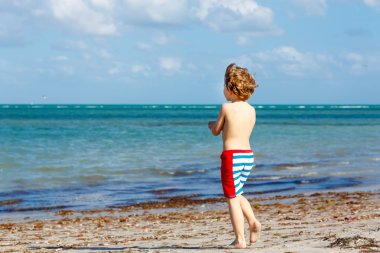Tropik sahilde eğleniyor küçük çocuk çocuk