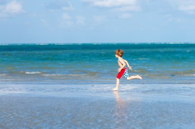 Tropik sahilde eğleniyor küçük çocuk çocuk