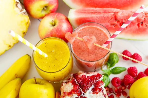 Rode en gele smoothie met verschillende vruchten en bessen — Stockfoto