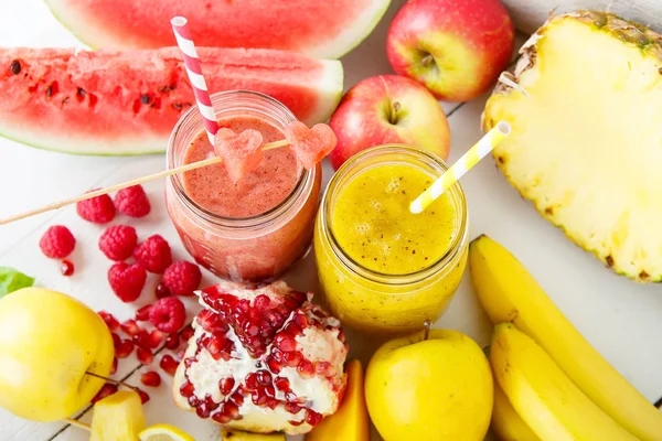 Czerwony i żółty smoothie z różnych owoców i jagód — Zdjęcie stockowe