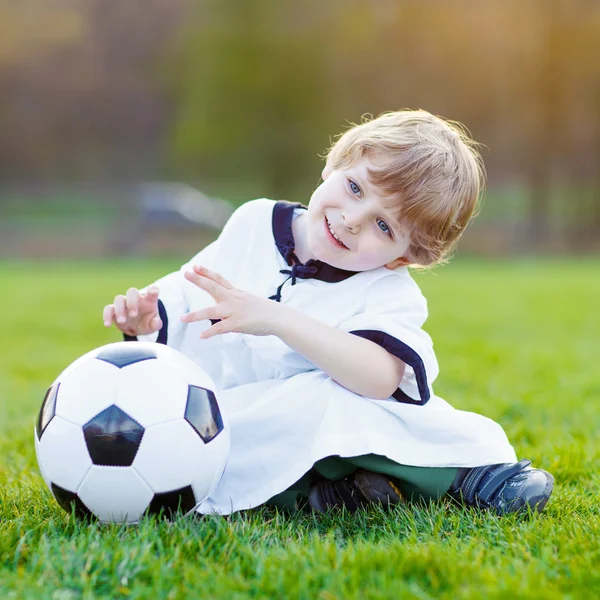 Kid boy spelar fotboll med fotboll — Stockfoto