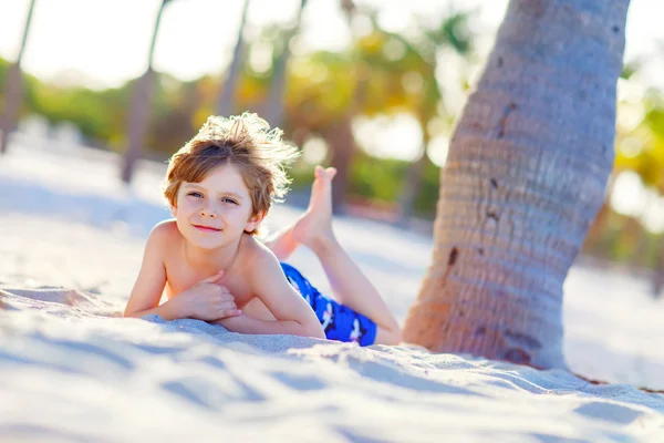 Petit garçon s'amuser sur la plage tropicale — Photo