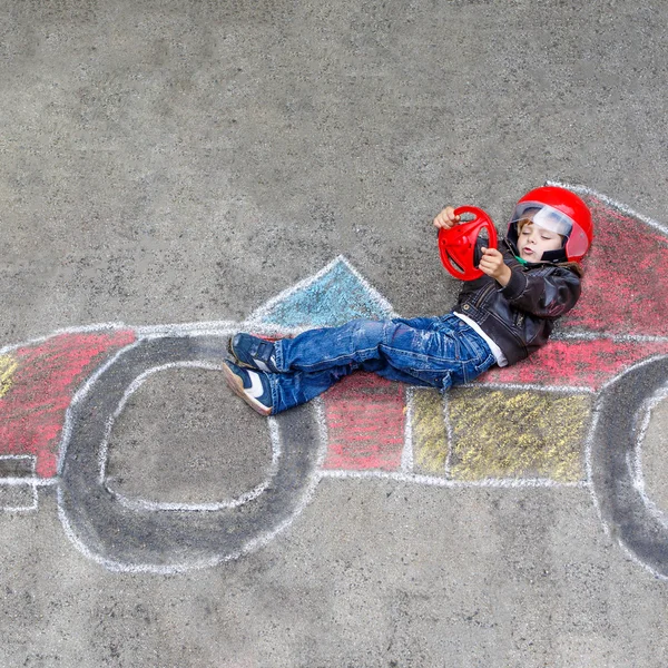 Petit garçon s'amuser avec voiture de course dessin à la craie — Photo