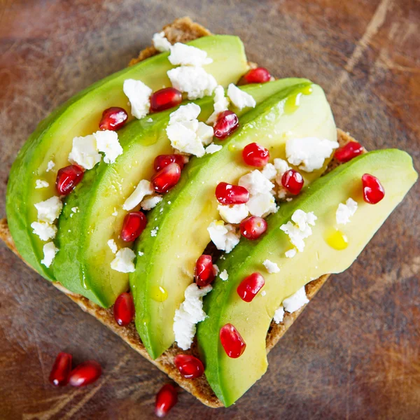 Aguacate con Feta, granada sobre semillas de girasol sándwich de pan — Foto de Stock