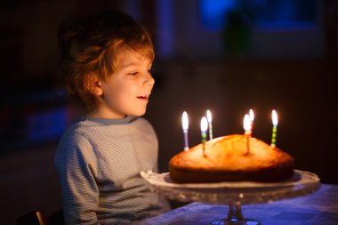 Doğum günü pastası mumlar üfleme küçük çocuk çocuk