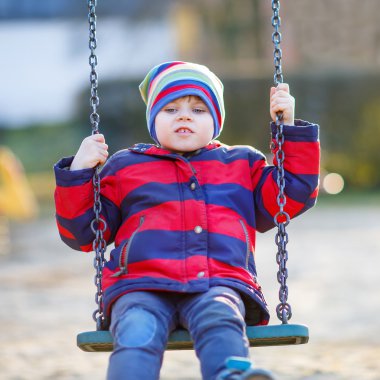 Çocuk Bahçesi açık havada sallanan küçük çocuk