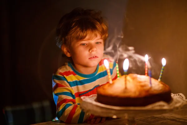 Petit garçon soufflant des bougies sur le gâteau d'anniversaire — Photo