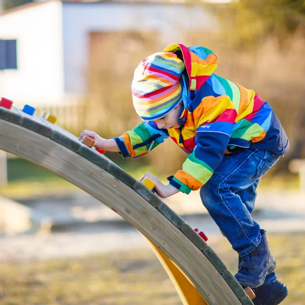 Małe dziecko chłopca, zabawy na placu zabaw na świeżym powietrzu — Zdjęcie stockowe
