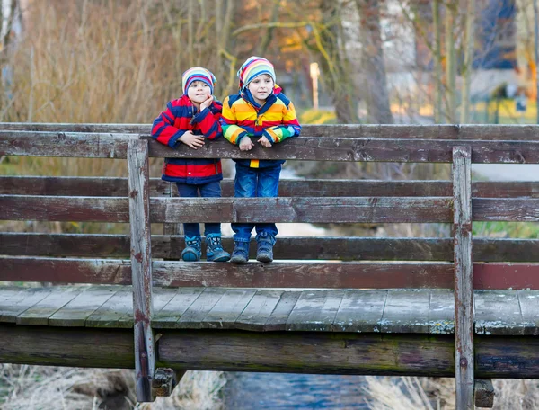 Two little kid boys outdoors in spring town — Stock Photo, Image