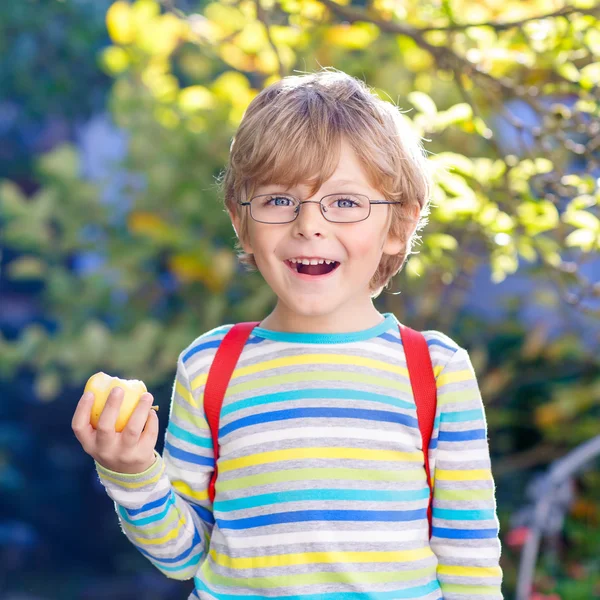 Kleiner Junge mit Apfel auf dem Schulweg — Stockfoto