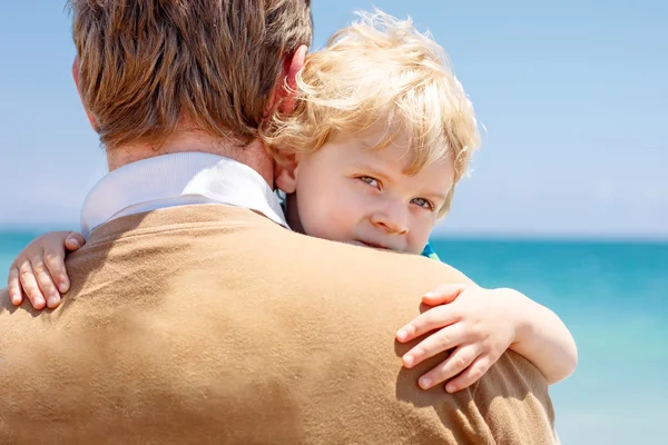 Father and little toddler boy having fun on beach — Stock Photo, Image