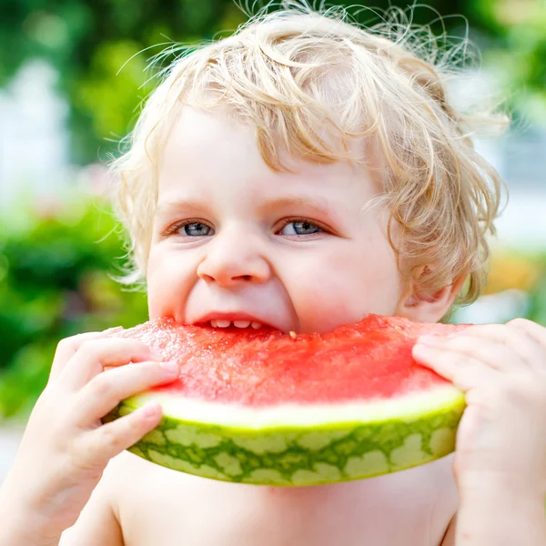 Toddler chłopiec jedzenie zdrowe arbuz latem — Zdjęcie stockowe