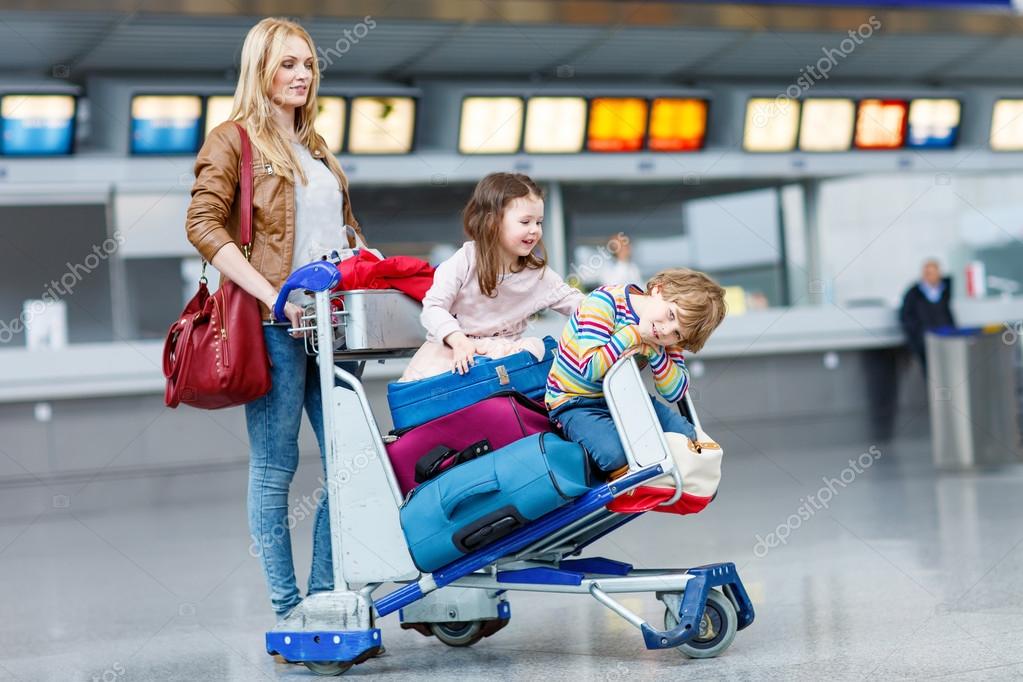 pequeño niña con maleta viaje en el aeropuerto, niños viaje