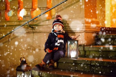 Küçük çocuk çocuk ile Noel fener church yakınındaki