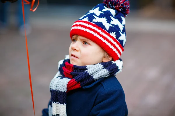 Little sad kid boy crying outdoors on christmas market — Stock Photo, Image