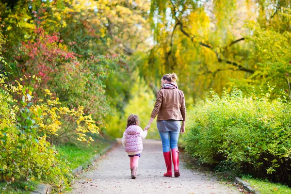 Mother and her little daughter at beautiful autumn park — Stock Photo, Image