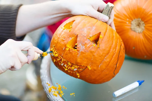 Hueco de una calabaza de miedo para preparar linterna de halloween —  Fotos de Stock