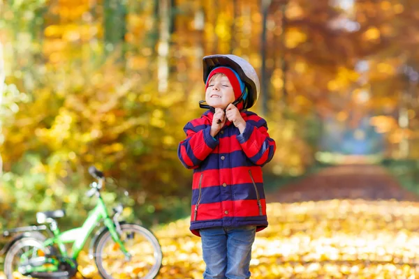 Jongen-jongetje met fiets in herfst bos — Stockfoto