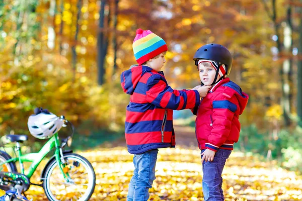 Two little kid boys with bicycles in autumn park — Stock Photo, Image