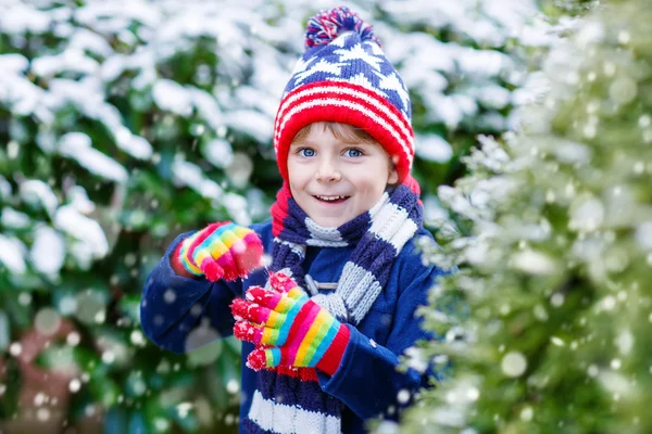 Glad pojke som har kul med snö på vintern — Stockfoto