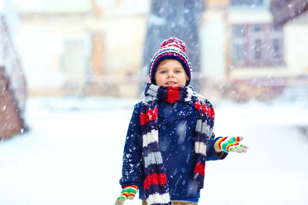 Niño feliz divirtiéndose con nieve en invierno — Foto de Stock