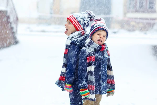 Happy children having fun with snow in winter — Stock Photo, Image