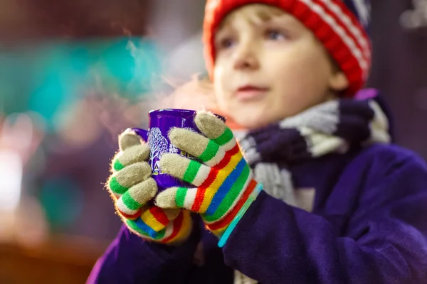 Küçük çocuk çocuk Noel piyasasında sıcak çikolata ile — Stok fotoğraf
