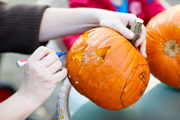 Uitholling een enge pompoen te bereiden Halloween lantaarn — Stockfoto