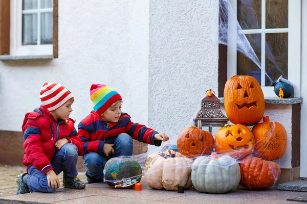 Due ragazzini con zucche la sera di Halloween — Foto Stock