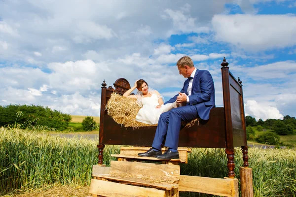 Счастливая свадебная пара на пшеничном поле — стоковое фото