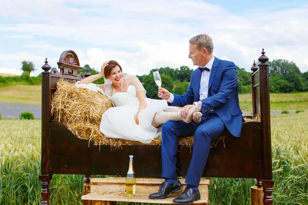Счастливая свадебная пара на пшеничном поле — стоковое фото
