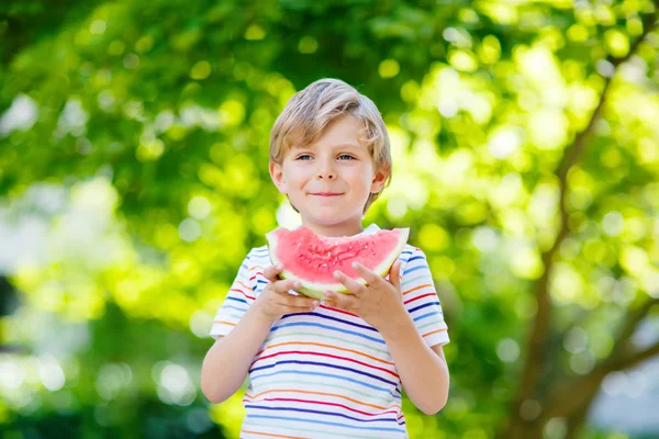 Pequeño niño preescolar comiendo sandía en verano —  Fotos de Stock