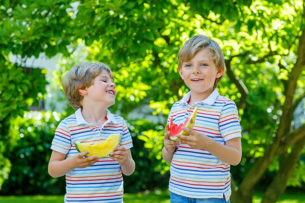 Deux petits garçons d'âge préscolaire mangeant de la pastèque en été — Photo