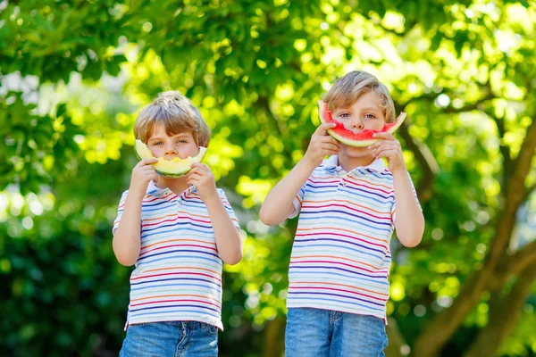 Deux petits garçons d'âge préscolaire mangeant de la pastèque en été — Photo