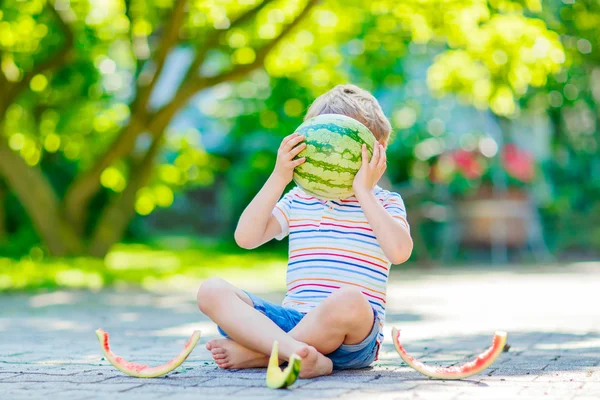 Preschool kid jongetje watermeloen in de zomer eten — Stockfoto