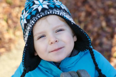 iki yıllık açık küçük çocuk portresi