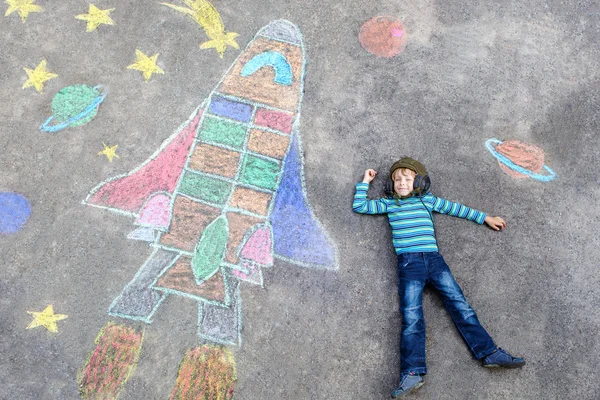 Pequeño niño volando por un transbordador espacial tiza imagen —  Fotos de Stock