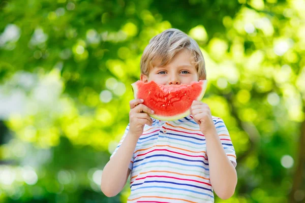 Preschool kid jongetje watermeloen in de zomer eten — Stockfoto