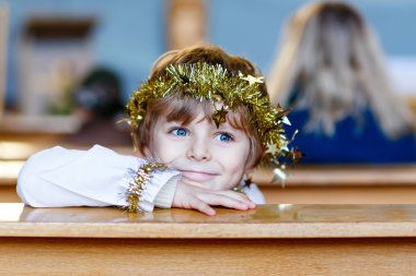 Noel hikaye kilisede bir melek oynarken küçük çocuk çocuk