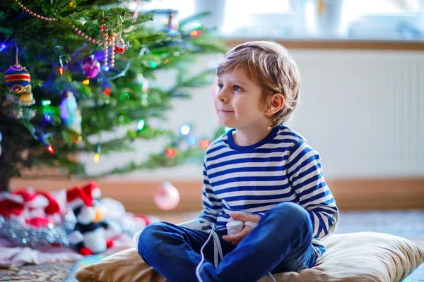 Kleiner Junge spielt an Weihnachten Videospielkonsole — Stockfoto