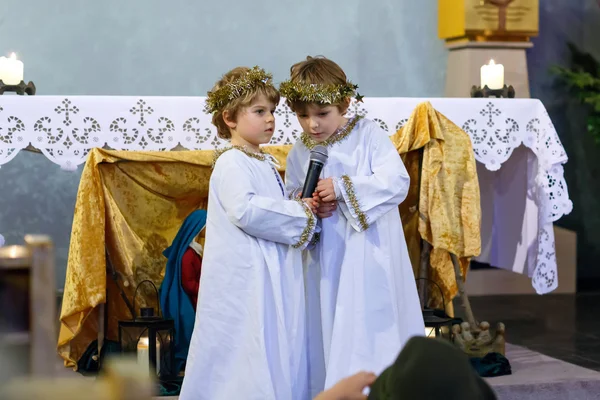 Två små grabb pojkar som spelar änglar av jul historia i kyrkan — Stockfoto