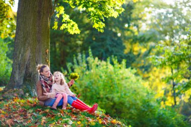 Anne ve küçük kızı güzel sonbahar Park