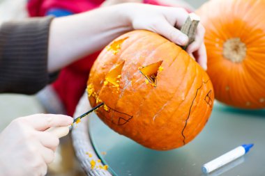 Cadılar Bayramı fener hazırlamak için korkunç bir kabak hollowing