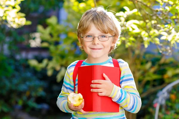 Okul yolu üzerinde apple ile küçük çocuk çocuk — Stok fotoğraf