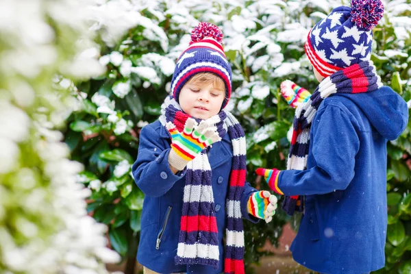 Šťastné děti baví se sněhem v zimě — Stock fotografie