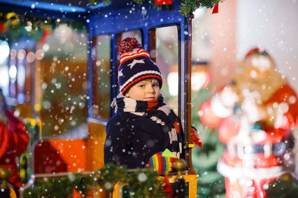 Menino em carrossel no mercado de Natal — Fotografia de Stock