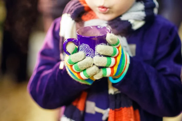 Niño pequeño con chocolate caliente en el mercado de Navidad —  Fotos de Stock