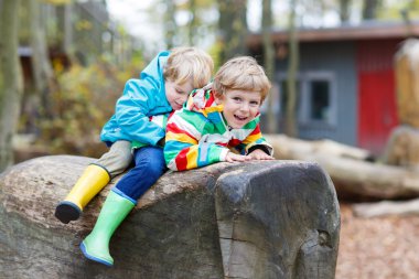 İki küçük çocuk çocuklar eğleniyor sonbahar Bahçesi