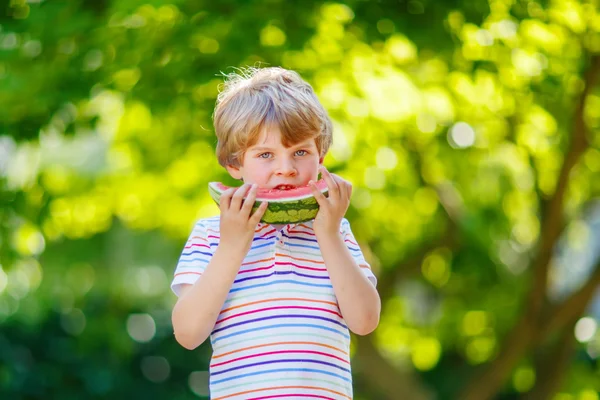 Petit garçon d'âge préscolaire manger pastèque en été — Photo