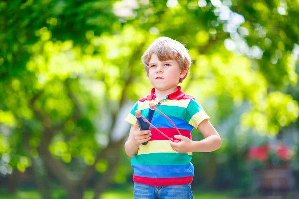 Kleine jongen jongen houten katapult schieten — Stockfoto